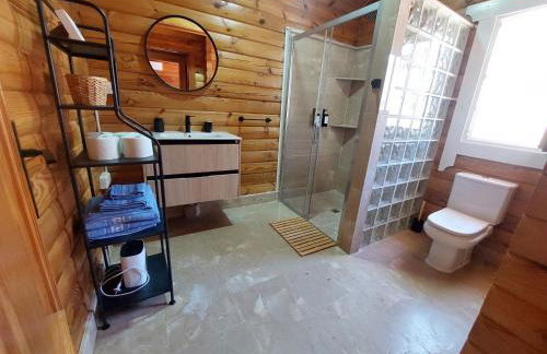 La casica de madera con Jacuzzi exterior y barbacoa - Foto 40