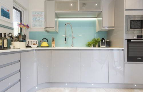 Two Bare Feet - Photo 12