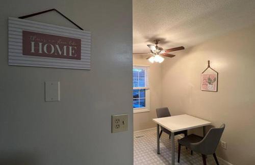 The Red Door 2-bedroom townhouse near VT & RU - Foto 4