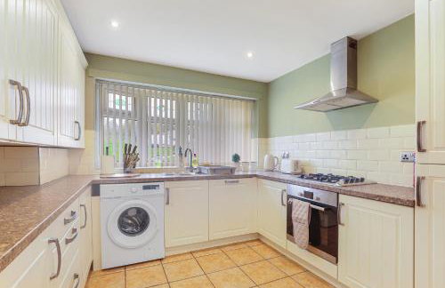 Spacious 4 Bedroom House with Parking - Foto 63