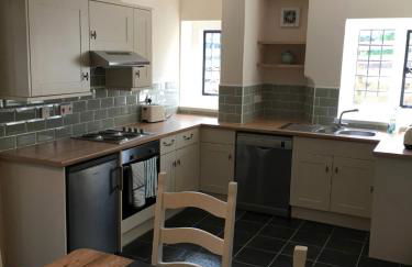 Cosy Arts & Crafts Cottage with stunning views - Photo 16