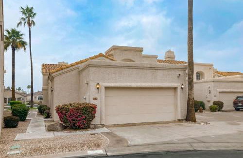 Lake view desert stay with pool, patio, grill, & smart TVs - snowbird-friendly - Foto 24