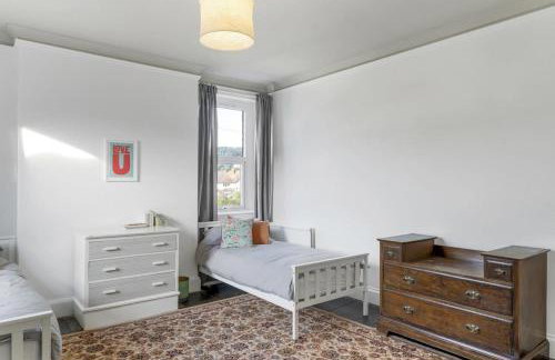 Bright Apartment w Parking & Distant Sea Views - Foto 15