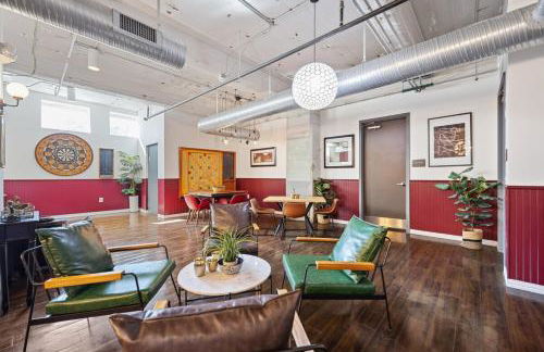 Beautiful Downtown Apartment with Parking, Laundry, & Pool - Photo 33