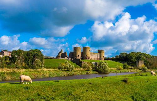 Castle Views cottage in historic village & woodfired hot tub - Photo 36