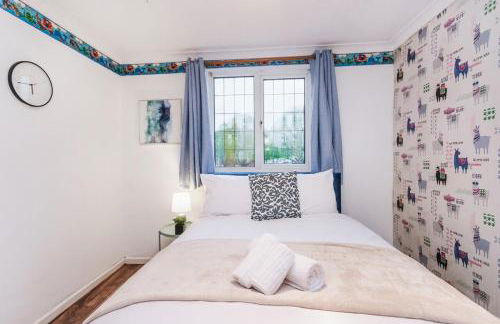 Elegant 5-Bed Home, Families & Friends, Sleeps 6, Parking, Free Wi-Fi - Foto 33