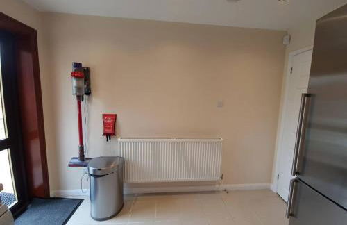 London Luxury 6 Bedroom Family House Sleeps 12 people Parking for 4 Cars Close to tube. - Foto 77