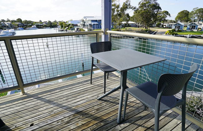 Captains Cove Resort - Waterfront Apartment - Photo 16