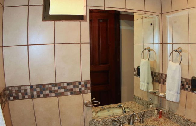 Hotel room-style ocean-view unit in Flamingo with pool - Photo 11