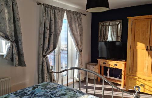 Beach View Couples Retreat Aberavon Beach Direct Seafront panoramic Sea Views large driveway parking - Photo 3