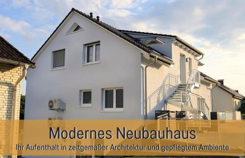 Ferienhaus Höckelheim- 300qm - 3 Wohnungen - 12 Zimmer - bis 18 Gäste - Kleinkinder reisen gratis - für Familien und Gruppen - Küchen mit Spülmaschine Backofen, Mikrowelle - Smart-TV - WLAN - Fußbodenheizung, Klimaanlage & Raffstores - nähe Göttingen - Foto 41