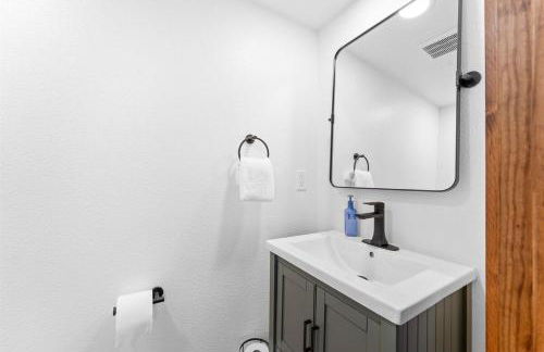 Remodeled Lakefront Cabin, shuffleboard, Starlink - Foto 40