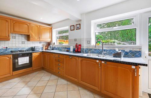 Luxury 5 BDR 2 BA House with Parking in Sandhurst By 360Stays - Photo 9