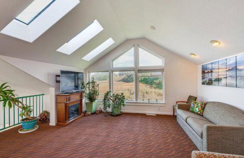 Oceanfront Castle with Hot Tub and Game Room - Foto 11