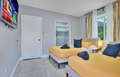 Escape GameRoom, BAR, BBQ, Spacious,KING Bed, All Luxury mattresses, Near Beach, 6 blocks away from Bars, Nite Clubs, Res, Shops - Photo 28