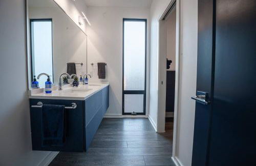 3 bed 3 bath Modern Luxury Home with Hot Tub and Rooftop Patio - Foto 49