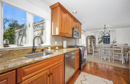 Cozy Cape Retreat with Fenced Yard Fire Pit - Foto 14