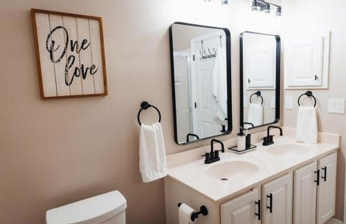 Golden Hour Getaway- Guest Favorite, 2 Min to Beach, Seasonal Pool & Arcade - Foto 32