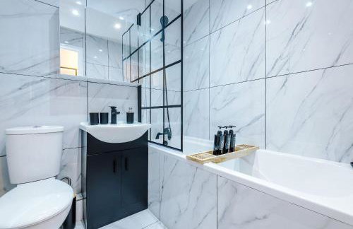 Long Stays Offers , New 2 Bed APT , Sleeps 3 , Wigan , Perfect for Relocations , Contractors , Families - Photo 58