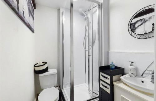 Montague House Town Centre sleeps up to 12 guests - Photo 47