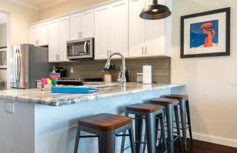 Discover the Riverwalk from New Craftsman Family Home - Foto 12