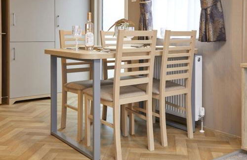 Elegant 2 Bed 1 and Half Bath Caravan in Holiday Resort Village - Photo 9