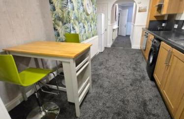 Levy Nook House 1 bed apartment 5 minute walk to Stockton town centre & Free Parking - Foto 1