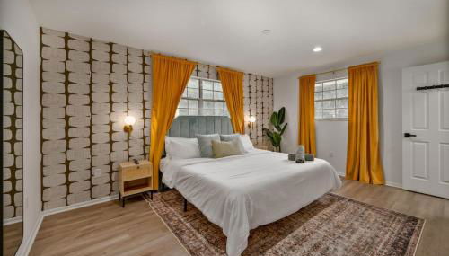 Sunny Lakeside Retreat with Pool and Firepit - Foto 5