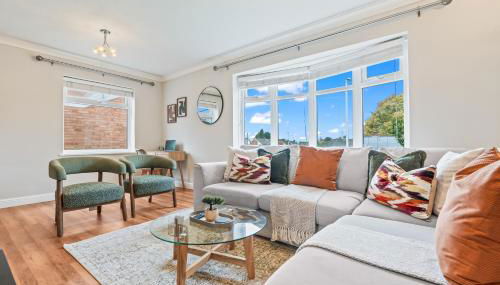 M54 Luxury Escape Sleeps 7- 4 Beds Off M54 - Driveway Parking- RAF Cosford Telford Albrighton Oxley Staffordshire -JLR Wolves Stafford I54 Business Park- 10 Mins to M6- 45 Mins to NEC and BHX Airport Regular & Long Work Stays available - Samina- ARZ Stays - Foto 2