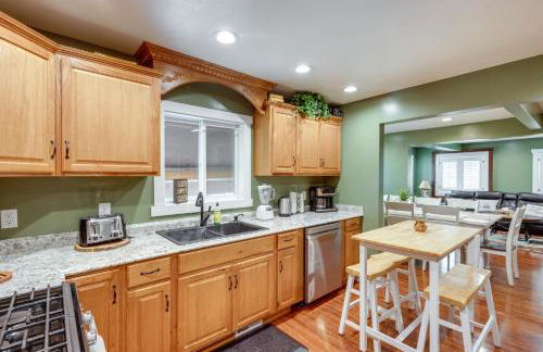 Deck with Hot Tub Ashton Cozy Cub Cabin - Foto 9