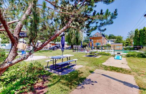 Shorebreeze Inn - Photo 35