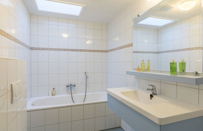 Cozy Bungalow in De Maasduinen - Photo 9