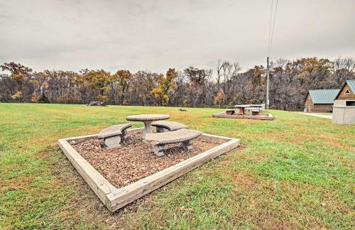 Lakefront Columbia Cabin with Porch and Shared Dock - Foto 27