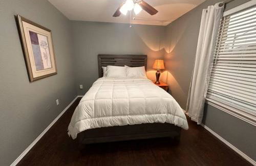 Lake Front Home, around 15 minutes drive to AT&T and Epic Water - Foto 15