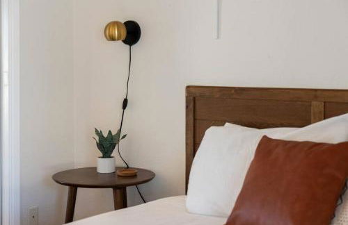 Stylish Mid-Century Oasis with Pool - Foto 7