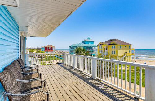 Walk to Beach Home with 2 Decks in Galveston! - Foto 1