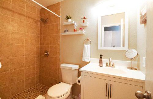 Cozy Home - Self Check-In w/Spacious Deck - Foto 9