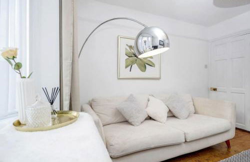 Stylish Victorian 3 Bed House Huge Garden/Parking - Foto 1