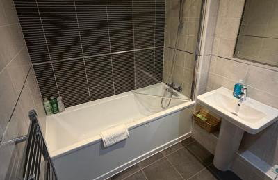 Central Liverpool 2-Bed Balcony Apartment by StaySavvy Accommodation - Photo 53
