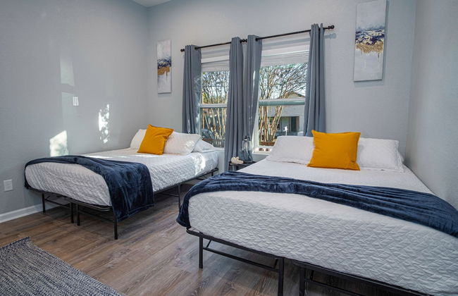 Escape to 4br/3ba Brand New Downtown Home - Foto 5