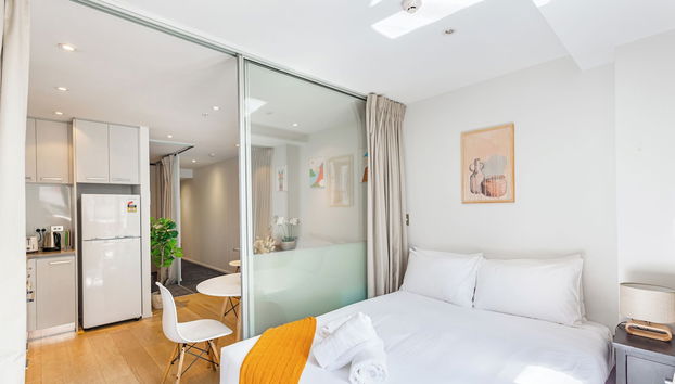 Sleek central stay with balcony by Zodiak Stays - Foto 3, Habitación