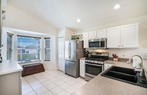 Great Location, gated community, private heated POOL - Foto 22