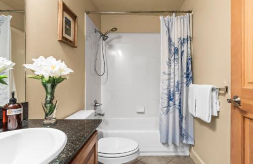 KBM Resorts Crestview Condos Spacious condo near Olympic Park with gas fireplace year-round pool hot tub city wide shuttle access. CVC-308B - Foto 34