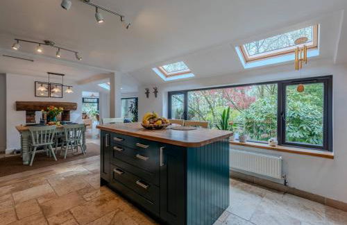 Acorn Lodge Luxury Retreat In a Stunning Oasis With Hot Tub - Pass the Keys - Foto 3