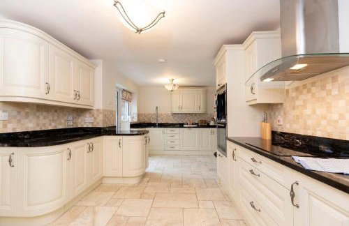 Hot Tub Free Parking 5 Bedroom Large Space - Photo 9