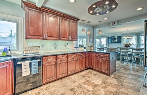 Lakefront Home with Game Room, Theater and Dock! - Foto 9