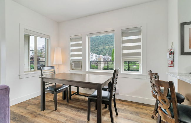 Chic Haven Stylish 3 Bedroom - Photo 14