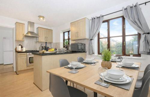 Detached House - Prime Location - Free Parking, Fast Wifi and Smart TVs with Sky TV and Netflix by Yoko Property - Photo 12