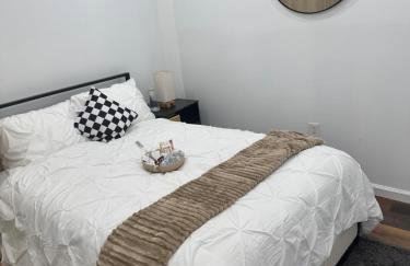 Bright & Stylish Guest Suite with Modern Comforts - Foto 8