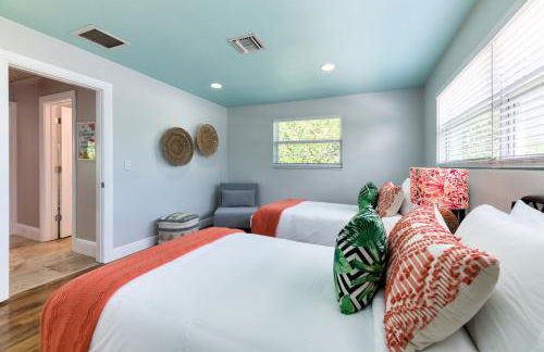 Tropical Villa Pool Home w/ Tiki Bar! Sleeps 9! - Foto 17